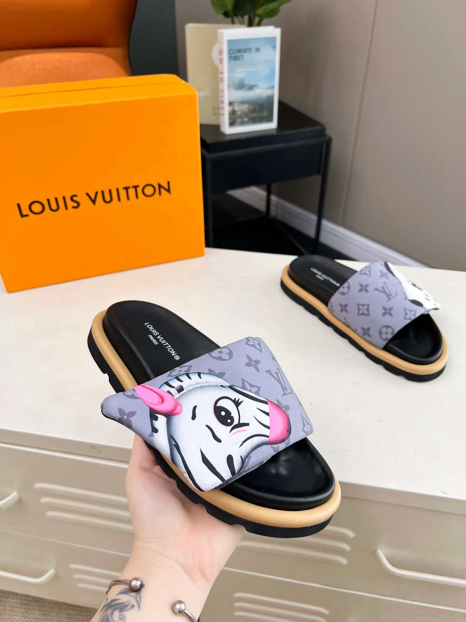 👟👟Ex-factory price 360👟👟 lv donkey brand l home 2024 hot style embossed logo embossed sandals This ol low comfort flat sandals are made of technical fabrics and use high-frequency embossing technology to reinterpret the monogram pattern. Soft padded upper with adjustable Velcro, comfortable and tough insole adds harmonious color ▪️Fabric: Original customized technical fabric ▪️Lining: soft sheepskin lining ▪️Sole: Original open-molded rubber foam outsole Color: .yellow.black▪️